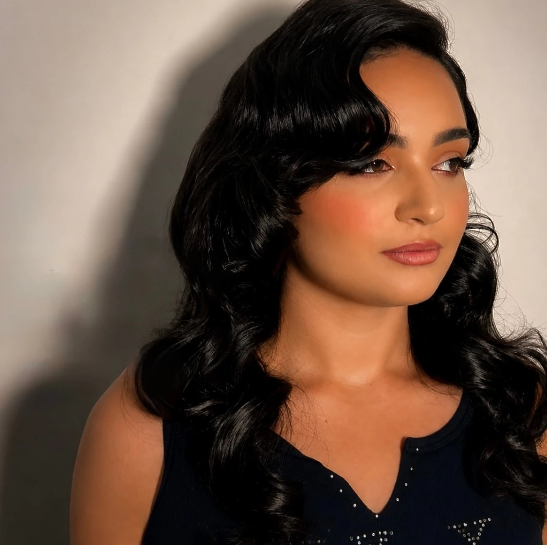 Glam makeup with soft waves